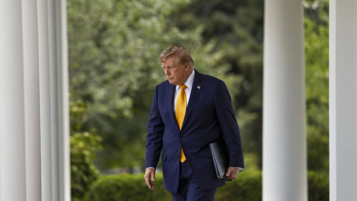 Corte Suprema autorizza Trump a limitare il voto per posta