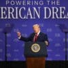 La scultura anti-Trump contro la guerra in Iran in tour negli Usa