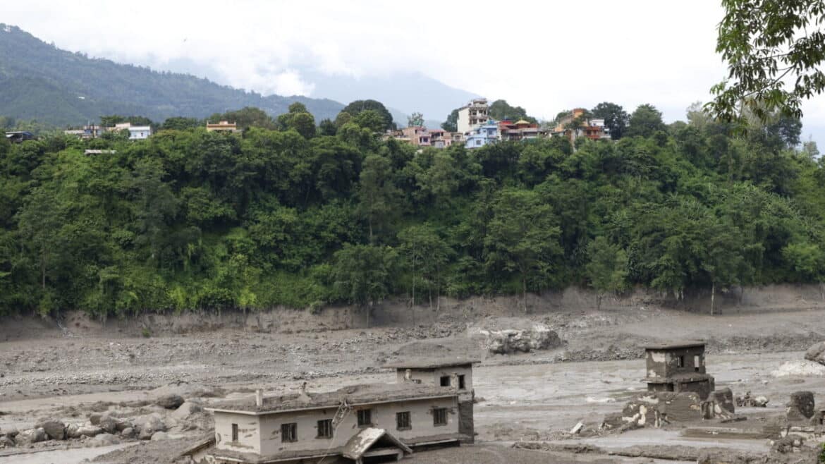 Media, ‘valanga di ghiaccio potrebbe aver provocato l’esondazione del fiume in Nepal’