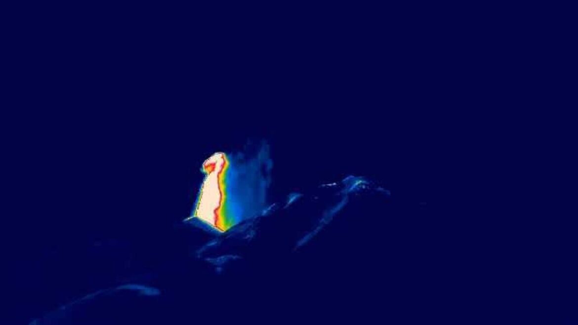 ++ Nuova intensa attività esplosiva dal cratere Voragine dell’Etna ++
