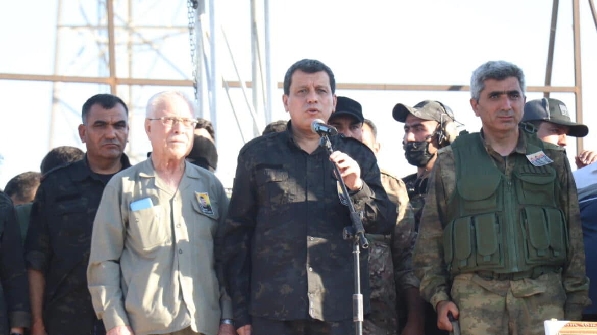 Il comandante delle forze curde in Siria annuncia lo scioglimento