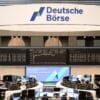 Borsa: l’Europa apre in calo con il balzo di petrolio e gas