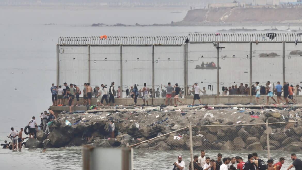 Media, per 007 spagnoli credibile appello per nuovo assalto a Ceuta il 15 agosto