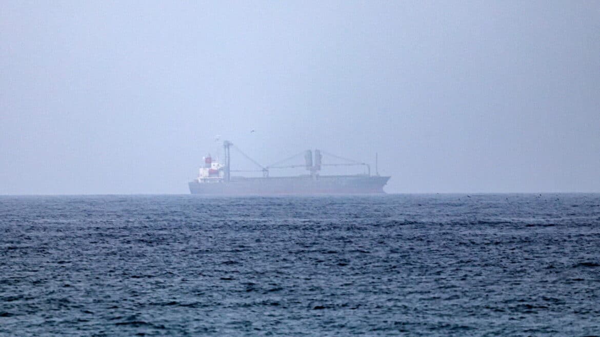Petroliera degli Emirati Arabi attaccata nello Stretto di Hormuz