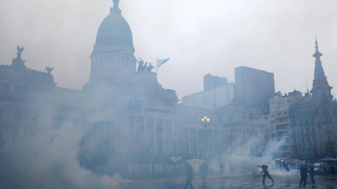 Protesta contro la legge sulla proprietà davanti al Parlamento argentino, scontri