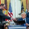 Trump sostituisce il suo consigliere legale, Scharf al posto di Warrington