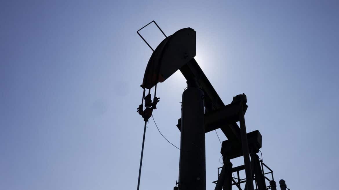Produzione saudita crolla ai minimi dal 1990, Brent vicino a 105 dollari