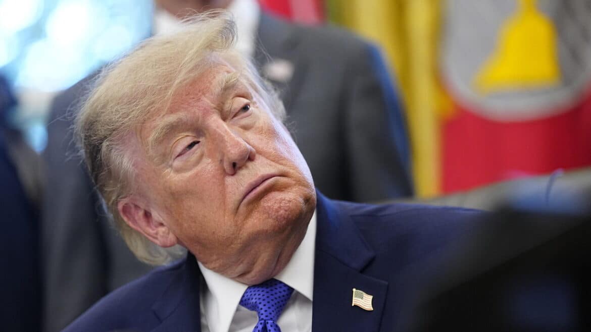 Bufera su Trump per lo spot pagato dai contribuenti, ‘repubblica delle banane’