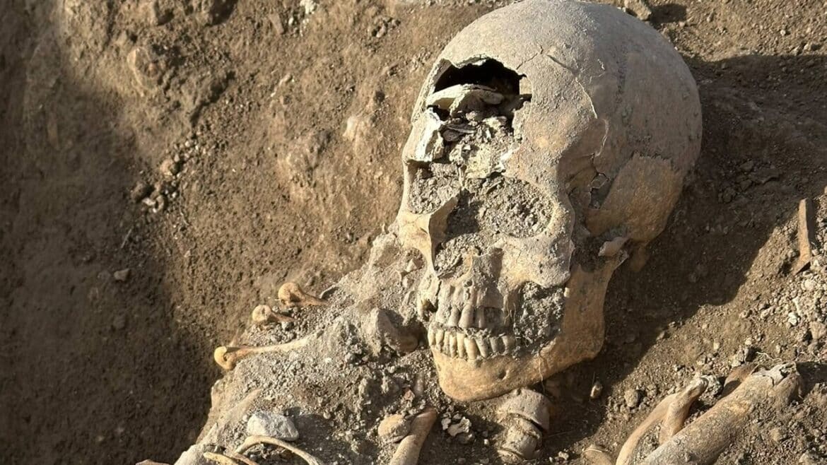 Resti medievali di mamma con bimbo tra le braccia ritrovati durante scavi nel Foggiano