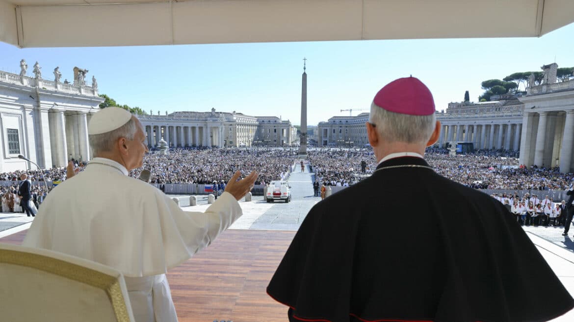 Il Papa, tutelare i migranti minori, vivono sofferenze indicibili