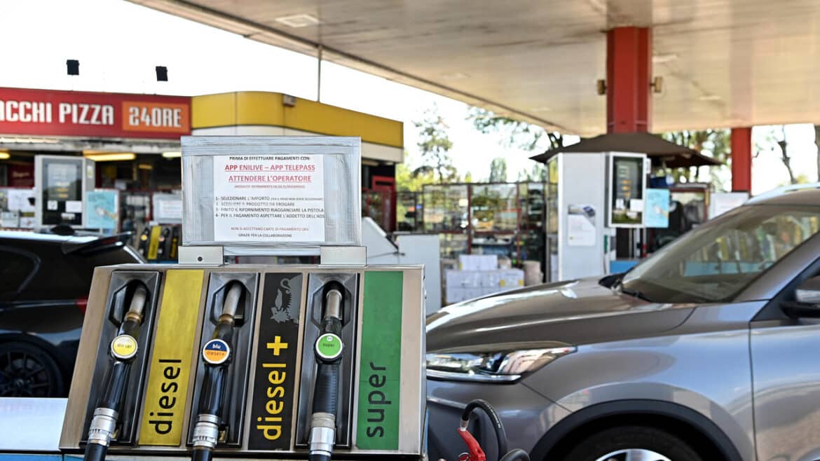Sale ancora il prezzo dei carburanti, in un mese la benzina costa 5,5 cents in più
