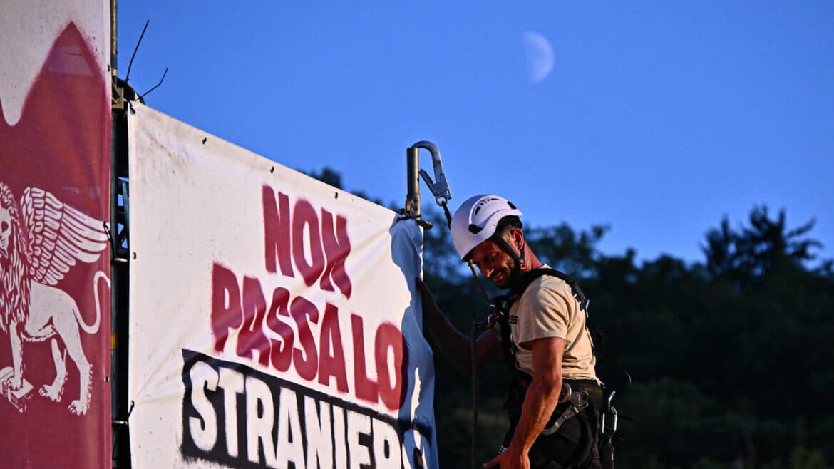 A Pontida le magliette pro e contro Salvini, ‘sempre con lui’, ‘si dimetta subito’