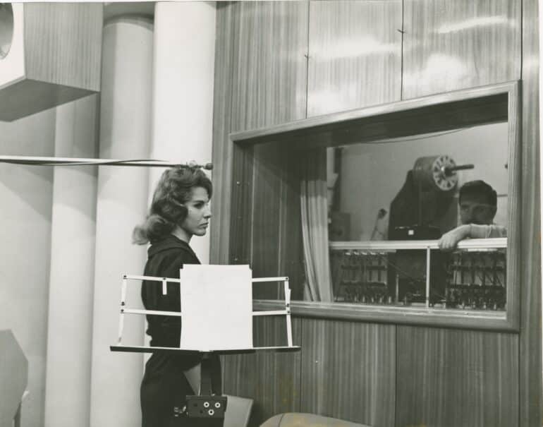 Photo Ornella Vanoni during the recording of a song in the studio of a Milan based record label 1961 Touring Club Italiano 04 2074