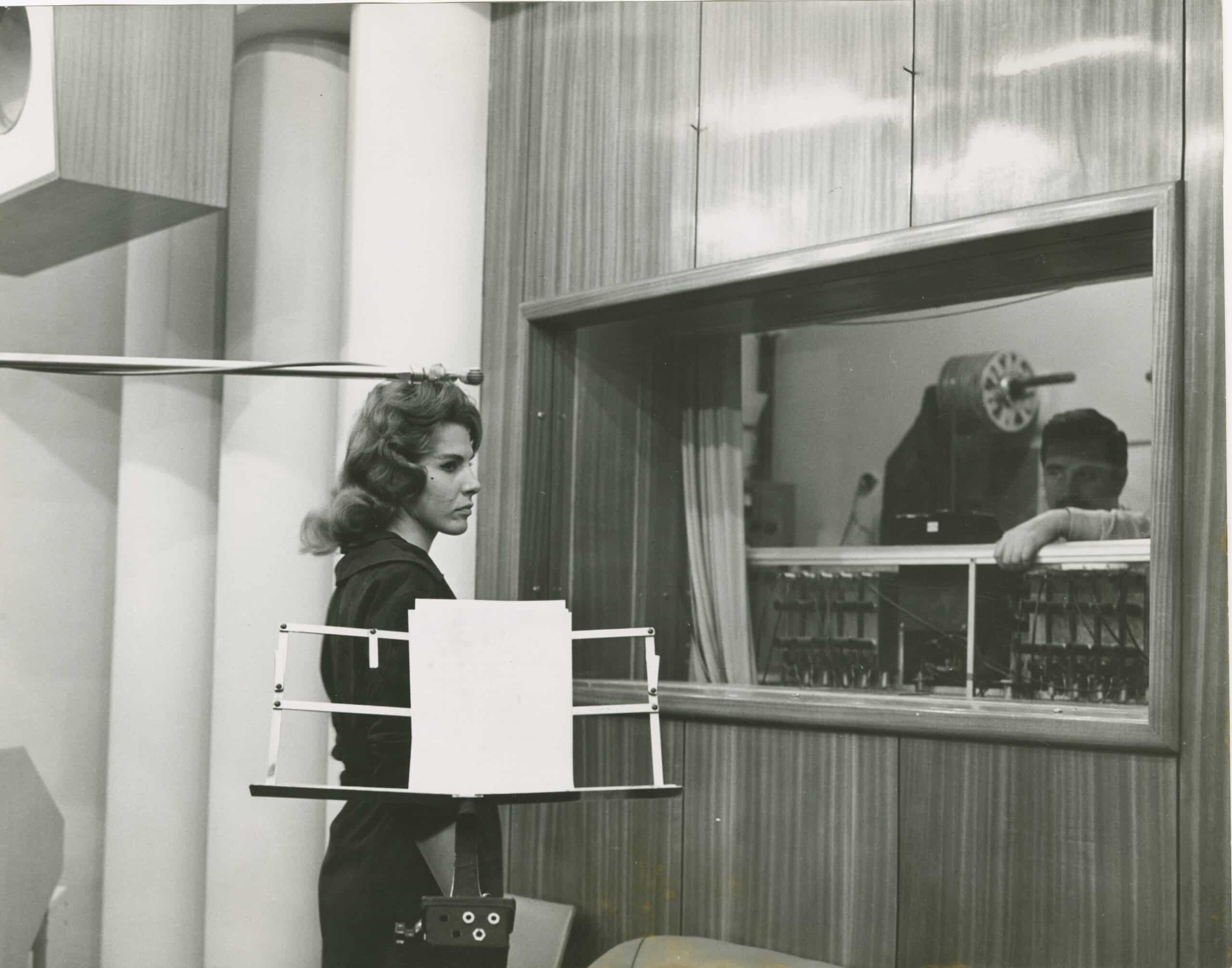 Photo Ornella Vanoni during the recording of a song in the studio of a Milan based record label 1961 Touring Club Italiano 04 2074 scaled
