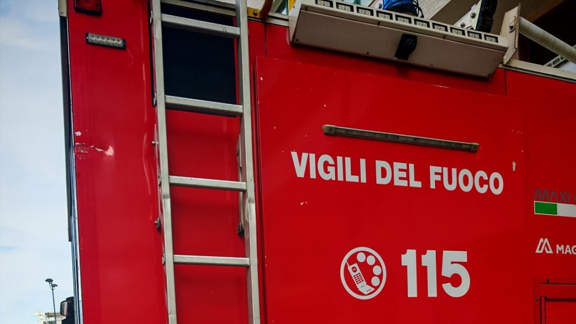 Giovane precipita per 15 metri e muore in piazza Gae Aulenti a Milano
