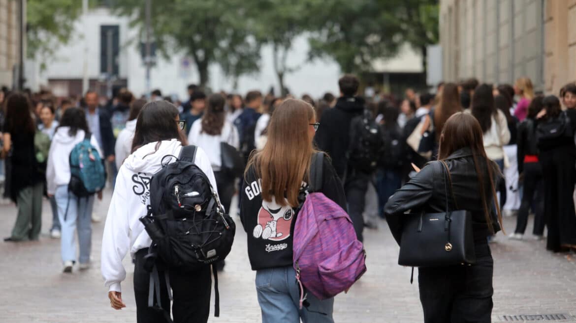 Quattordicenne ferisce coetaneo con un coltello a scuola, non è grave