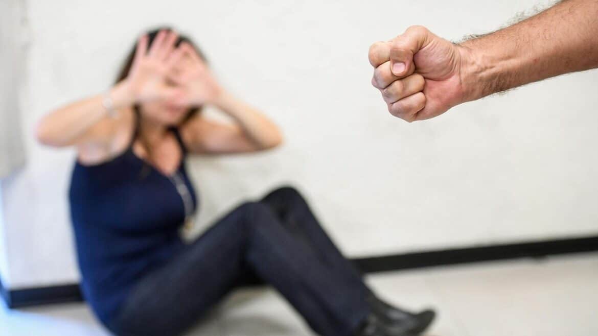 Aggredisce la ex a martellate, fermato dai carabinieri